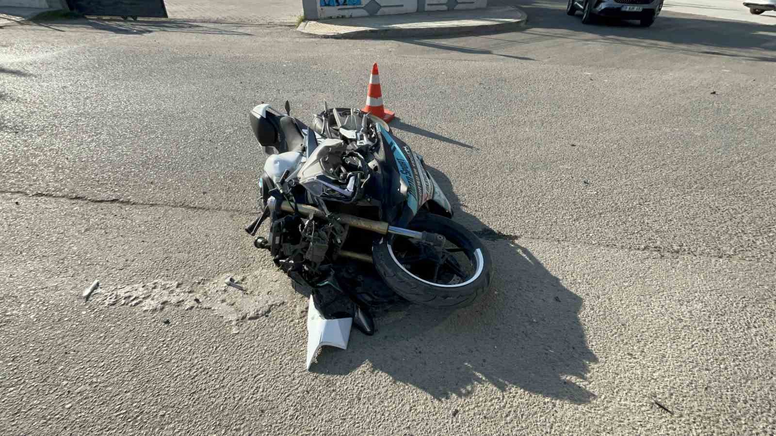 okul servisine carpmamak icin motosikletten dusup metrelerce savruldular o anlar kamerada 1 W6SuHcNZ