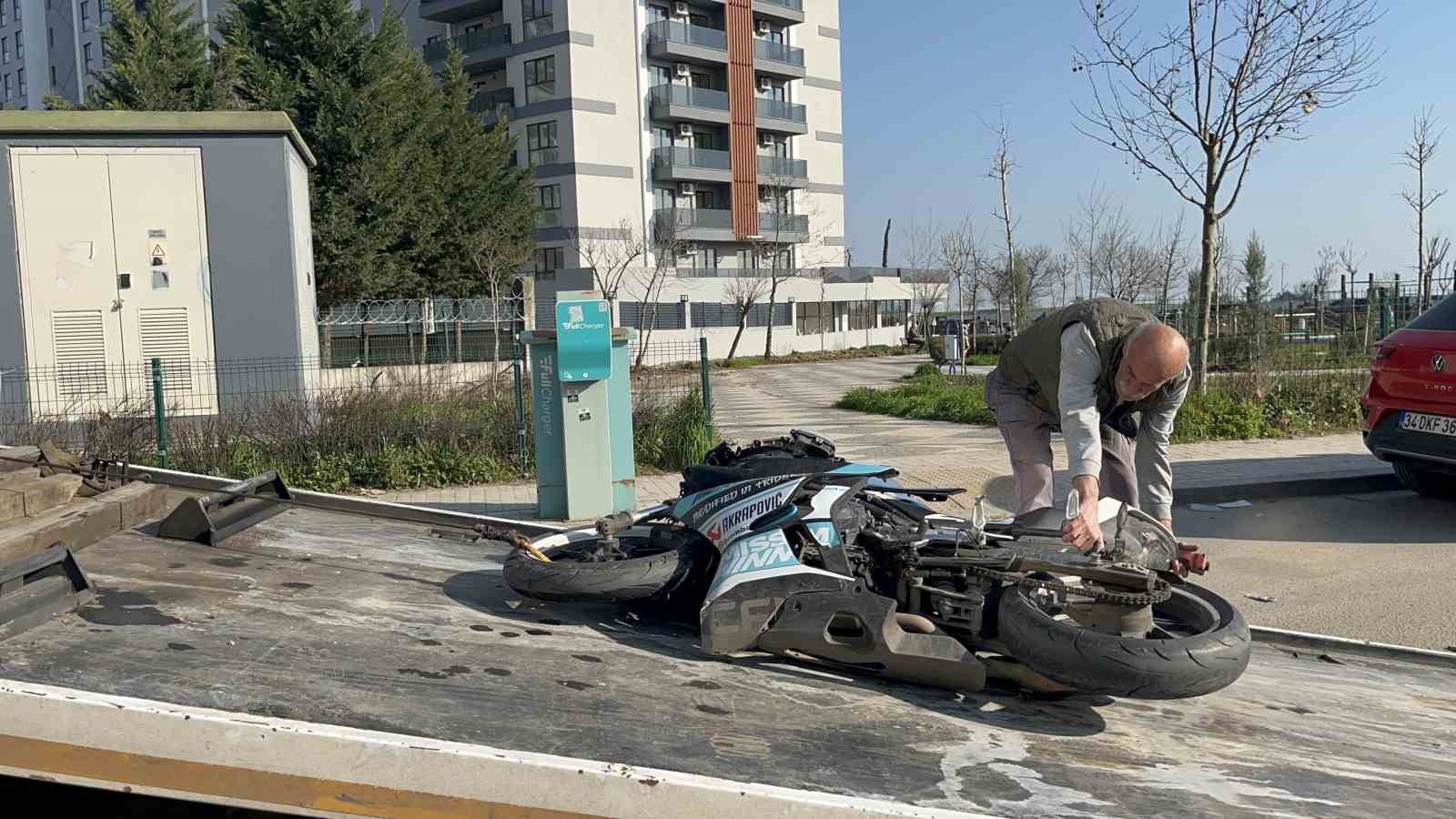 okul servisine carpmamak icin motosikletten dusup metrelerce savruldular o anlar kamerada 2 WQGrHnX1