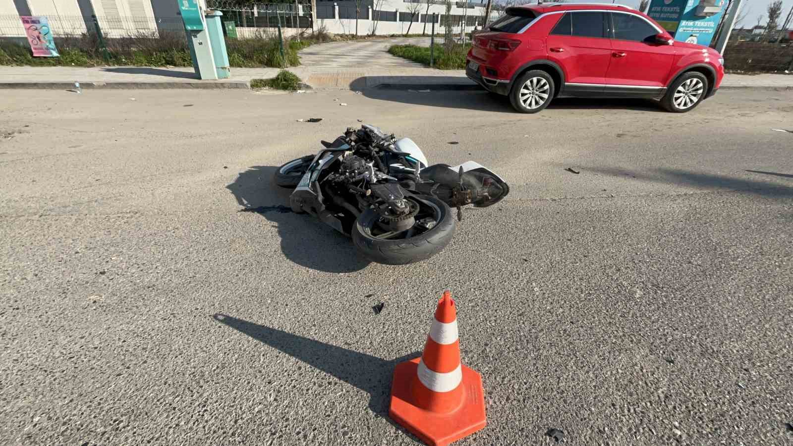 okul servisine carpmamak icin motosikletten dusup metrelerce savruldular o anlar kamerada 3 gAijzuAs