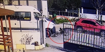 okul-servisine-carpmamak-icin-motosikletten-dusup-metrelerce-savruldular-o-anlar-kamerada-dKqqBEPT.jpg