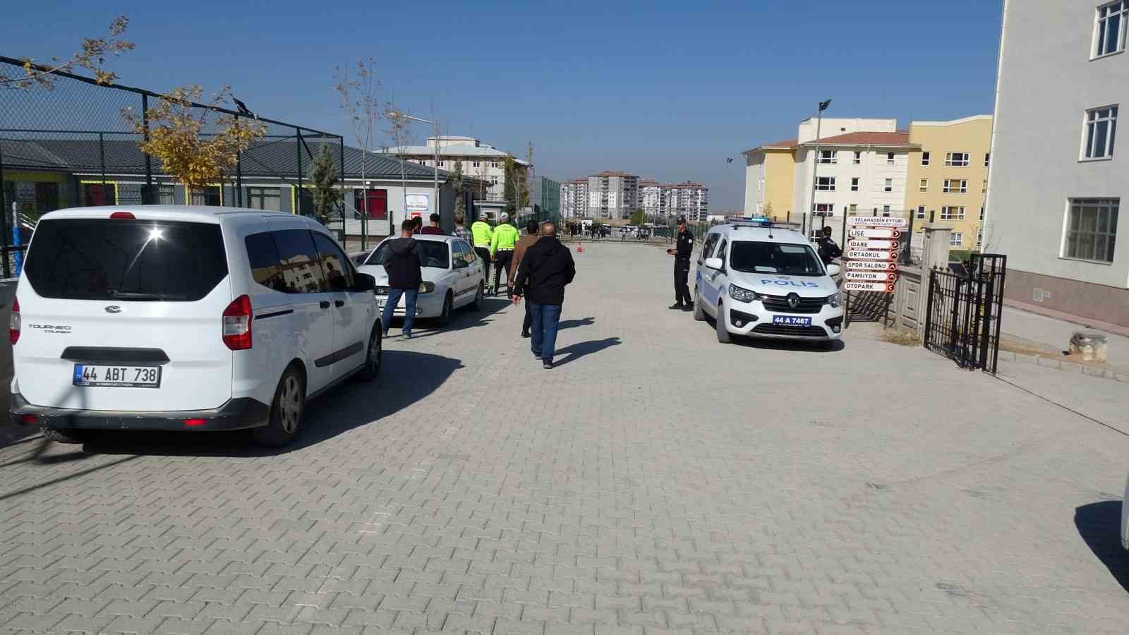 Okul yerleşkesindeki havai fişek rampası paniğe neden oldu 7 okul yerleskesindeki havai fisek rampasi panige neden oldu 3 XZ64Bm3m