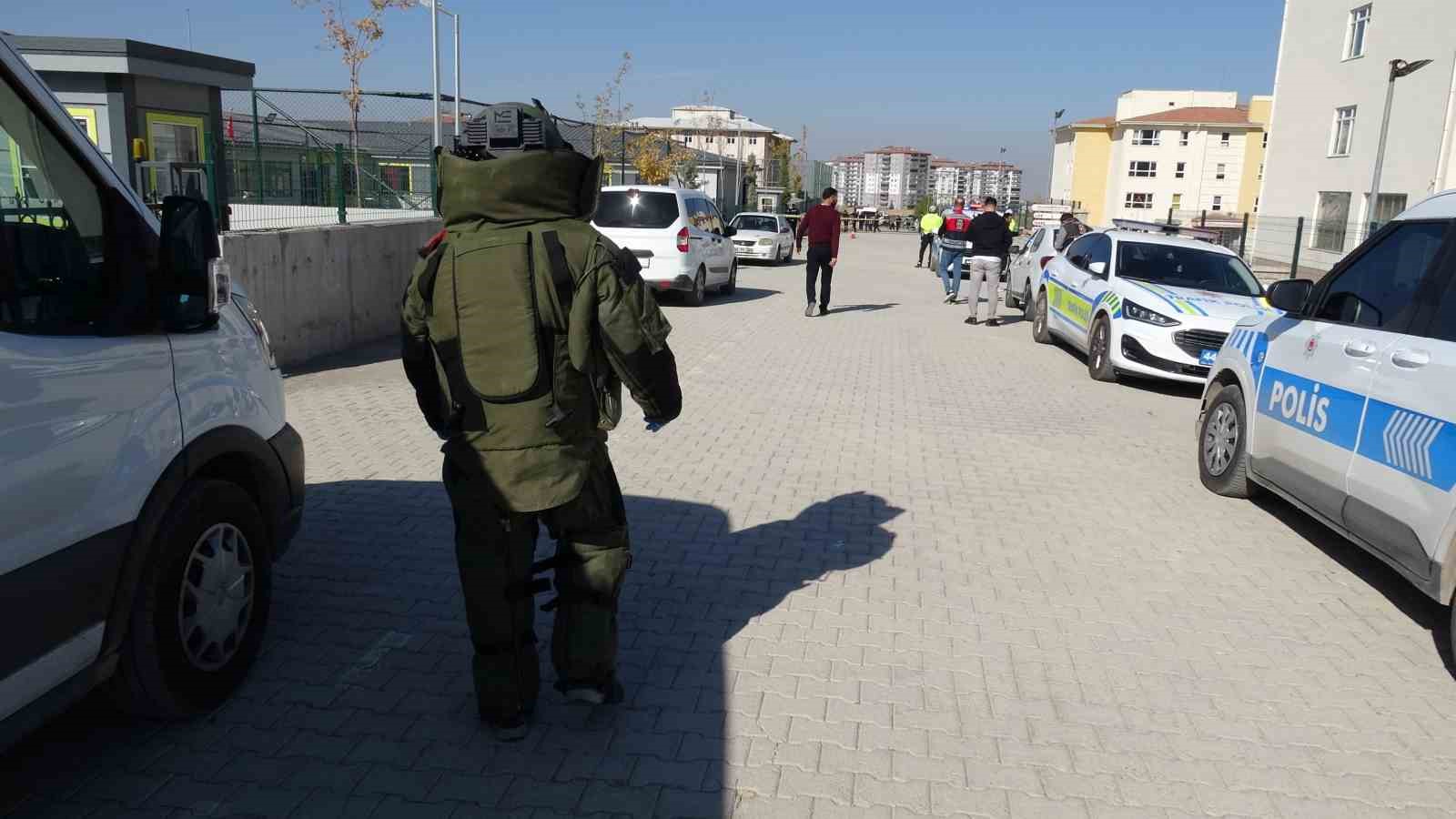 Okul yerleşkesindeki havai fişek rampası paniğe neden oldu 9 okul yerleskesindeki havai fisek rampasi panige neden oldu 5 p6O4ueQk