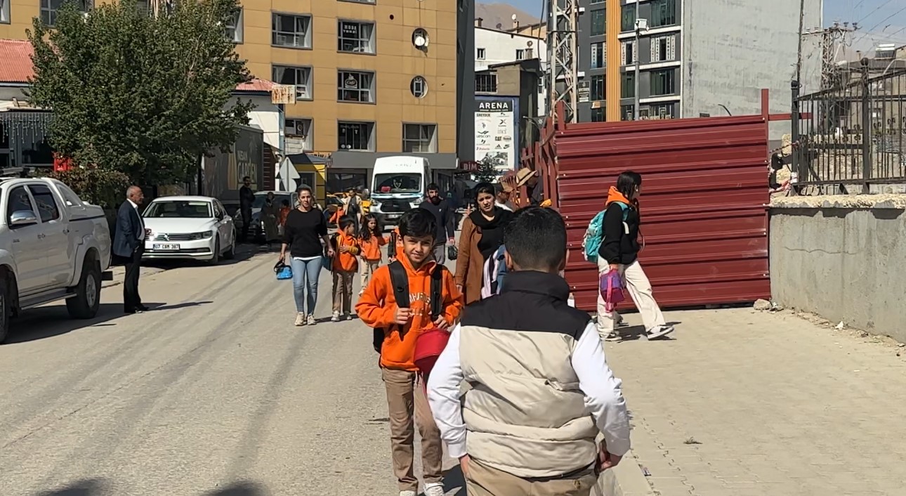 okul yolundaki kaldirimin kapatilmasina tepki kaldirimi ogrencilere acin 0 bnNDvtAf