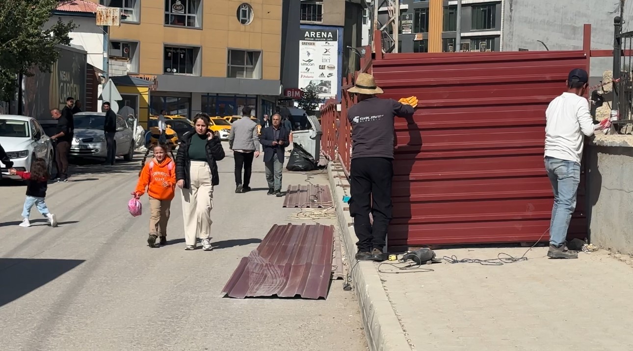 okul yolundaki kaldirimin kapatilmasina tepki kaldirimi ogrencilere acin 1