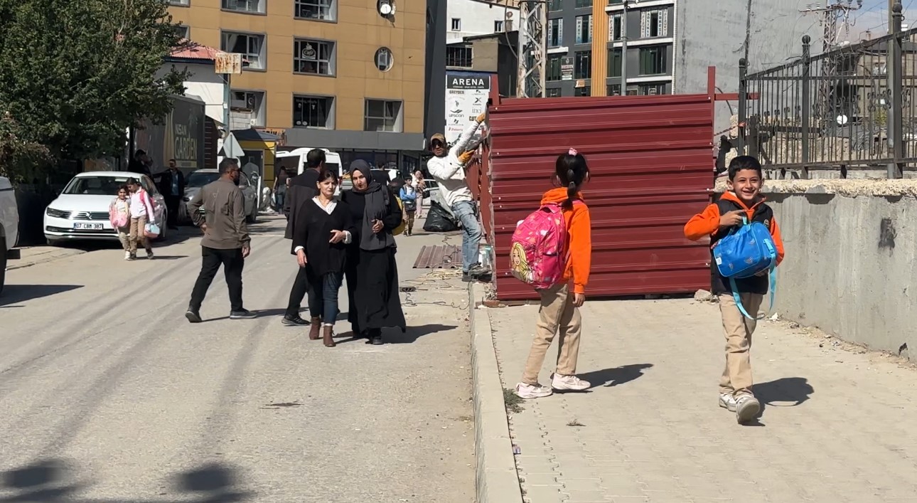 okul yolundaki kaldirimin kapatilmasina tepki kaldirimi ogrencilere acin 4 uyGsEHjI