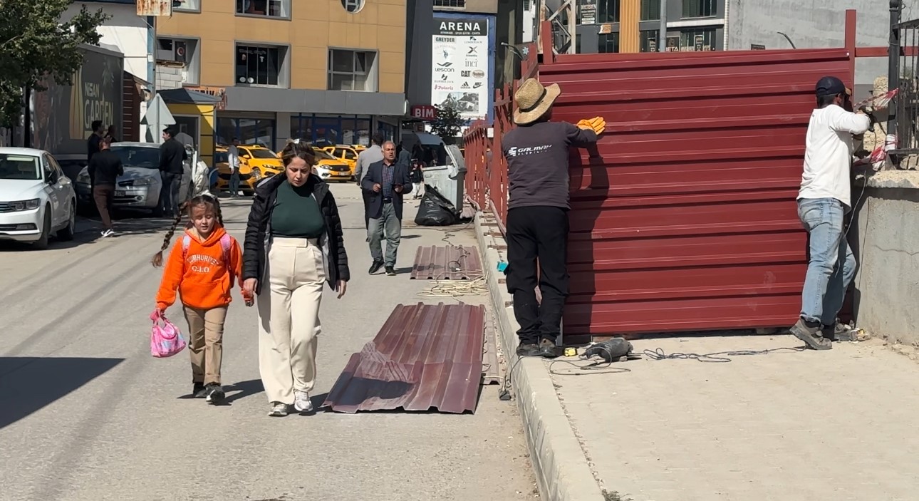 okul yolundaki kaldirimin kapatilmasina tepki kaldirimi ogrencilere acin 5 jzfAycm3