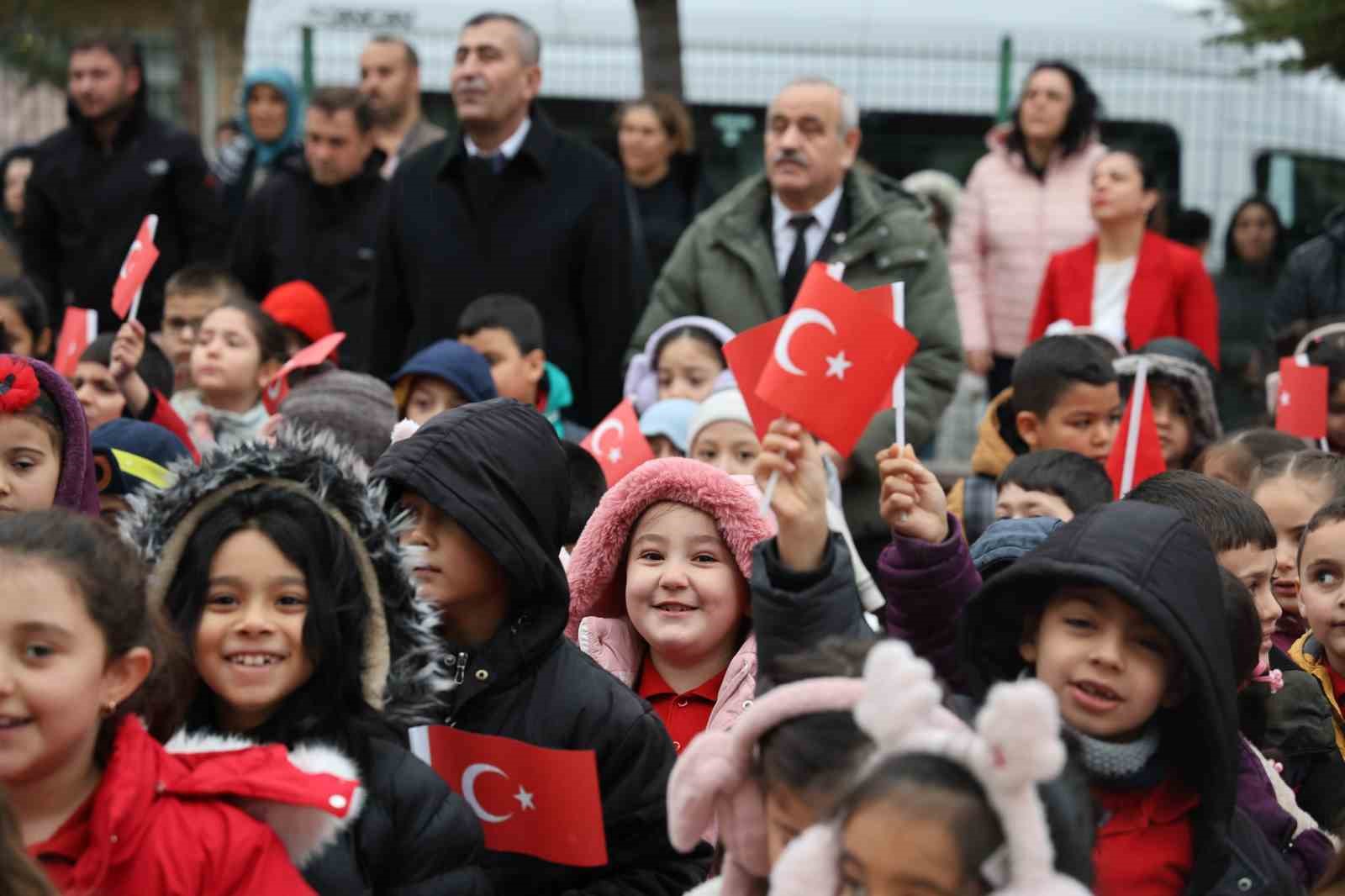 okula gelen ogrenciler turk bayraklariyla karsilandi 0 FFDaZVev