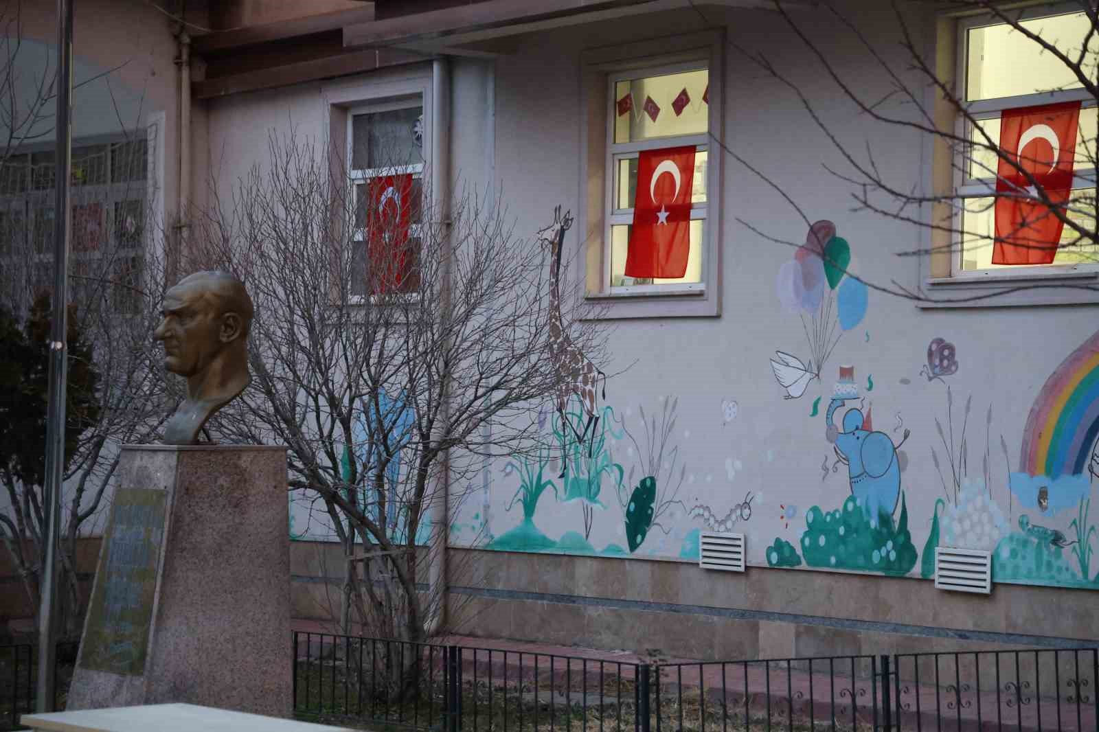 okula gelen ogrenciler turk bayraklariyla karsilandi 1 a3Nzf879