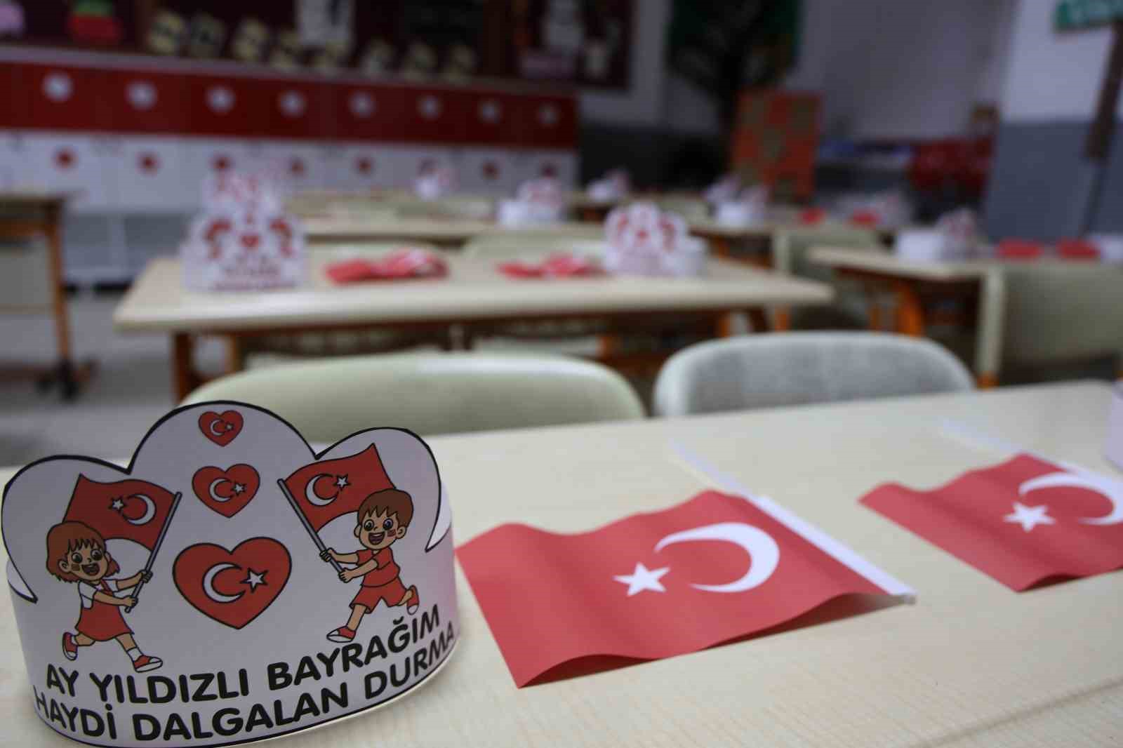 okula gelen ogrenciler turk bayraklariyla karsilandi 2 KBIAnHW1