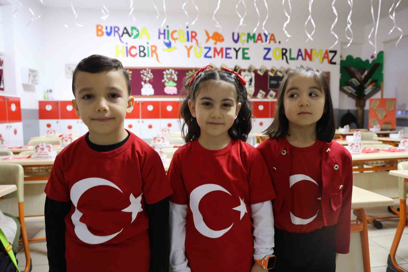 okula gelen ogrenciler turk bayraklariyla karsilandi 3 zFqkBCdF