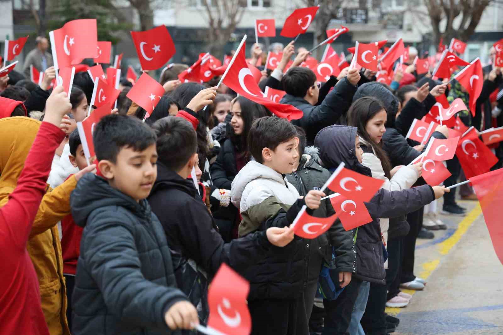okula gelen ogrenciler turk bayraklariyla karsilandi 4