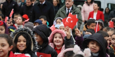 okula-gelen-ogrenciler-turk-bayraklariyla-karsilandi-cisyD8y1.jpg