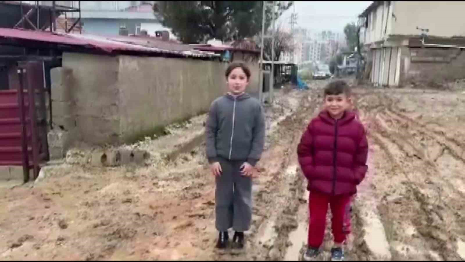 ‘Okula gidip gelemiyorum, sokakta kardeşlerimle oynayamıyorum’ diyerek belediye başkanına seslenen çocukların istekleri yerine getirildi 5 okula gidip gelemiyorum sokakta kardeslerimle oynayamiyorum diyerek belediye baskanina seslenen cocuklarin istekleri yerine getirildi HtIMfawd