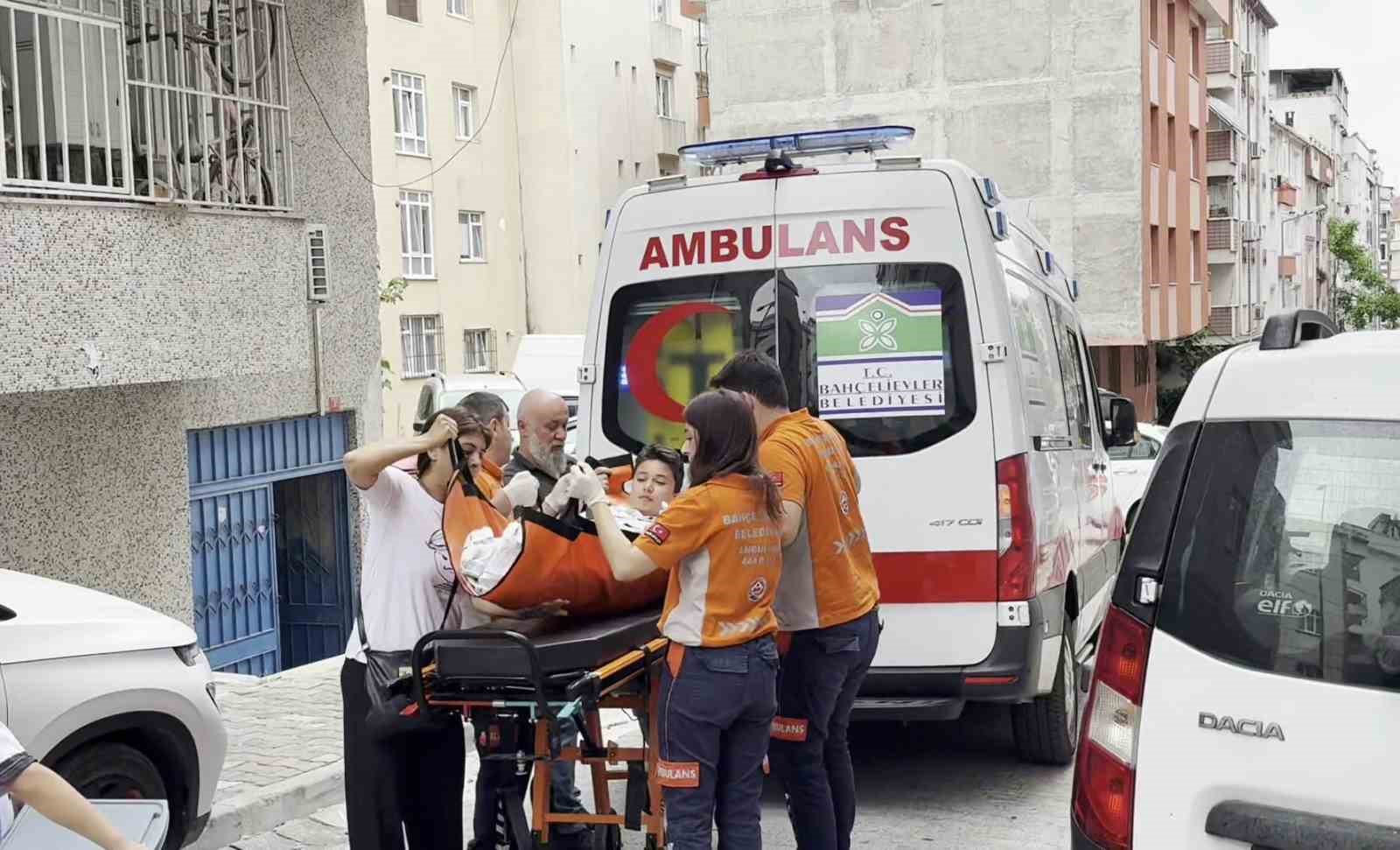 Okula gitmekte zorlanınca sınava gireceği okula ambulans ile götürüldü 4 okula gitmekte zorlaninca sinava girecegi okula ambulans ile goturuldu 0 7r5vXyzP
