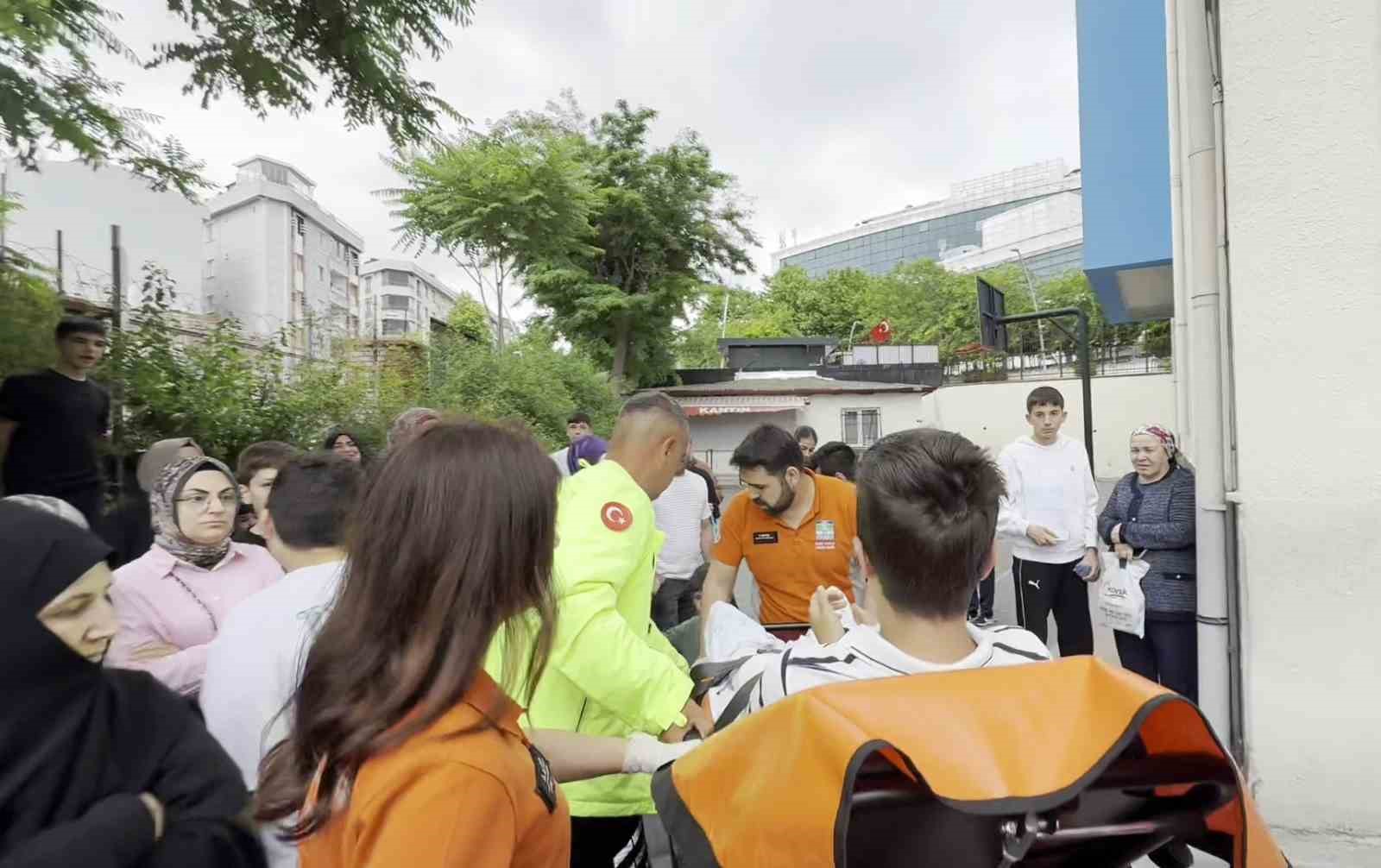 Okula gitmekte zorlanınca sınava gireceği okula ambulans ile götürüldü 5 okula gitmekte zorlaninca sinava girecegi okula ambulans ile goturuldu 1 OPQwpVMS