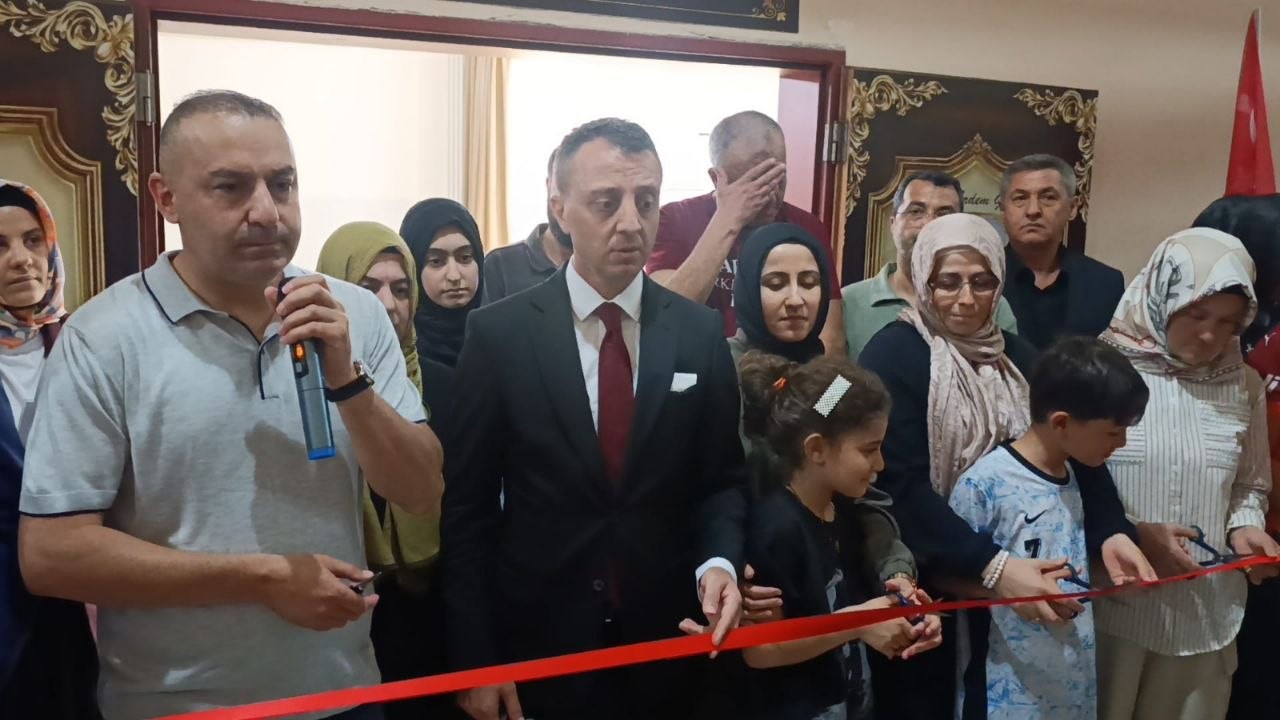 okula silahli saldirida hayatini kaybeden kerem erdem gungorun adi konferans salonunda yasatildi 0 nstHGdBj