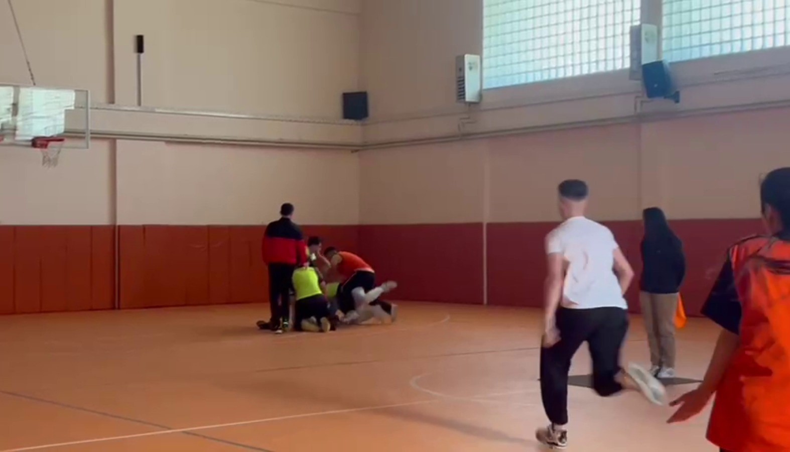 okulda baslayan kavga okul disina tasti liseli cocuk bicaklandi 3 le5fZhhC