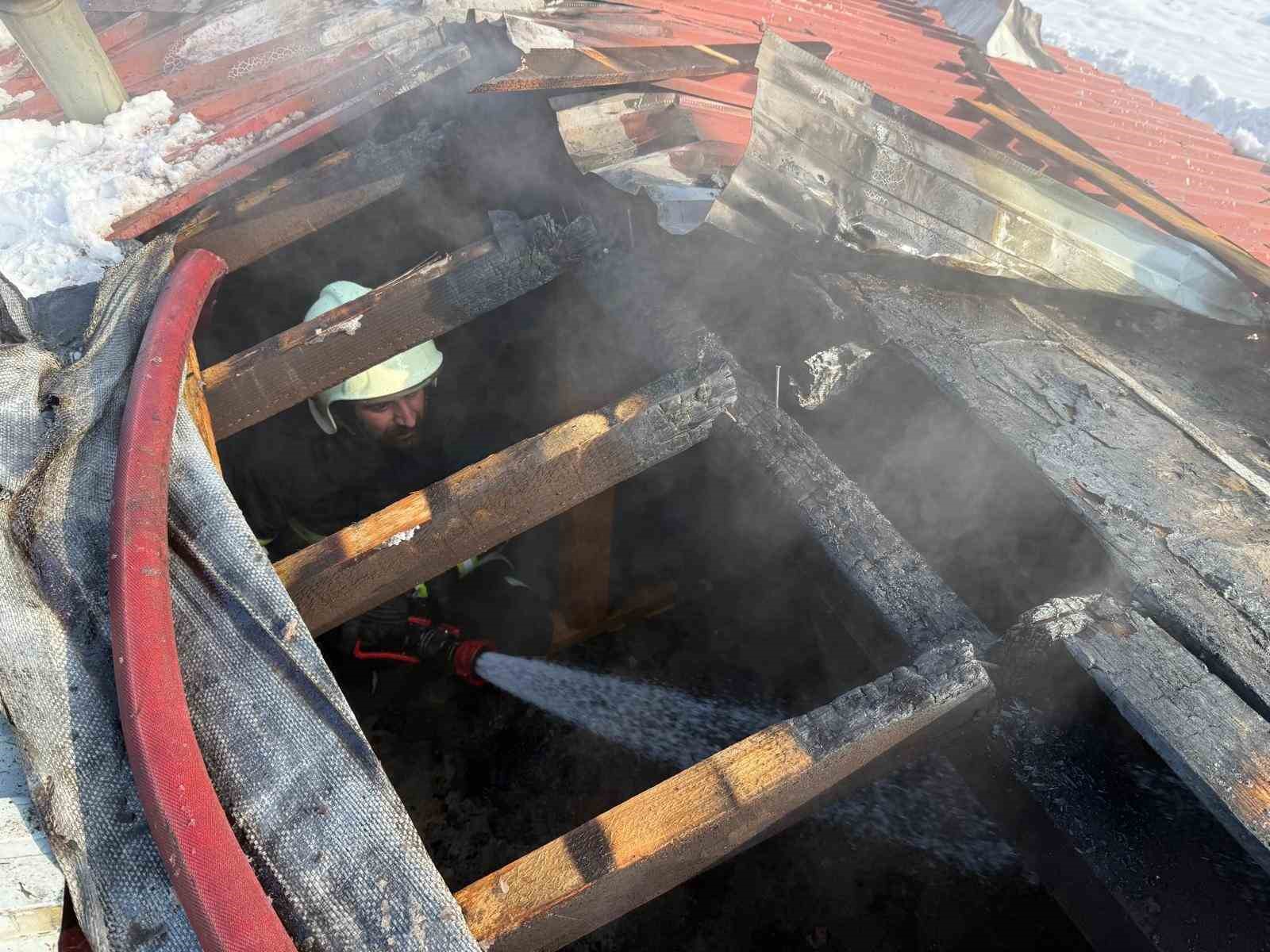 okulda sobadan cikan kivilcim catiyi tutusturdu 1 mOBJQZER