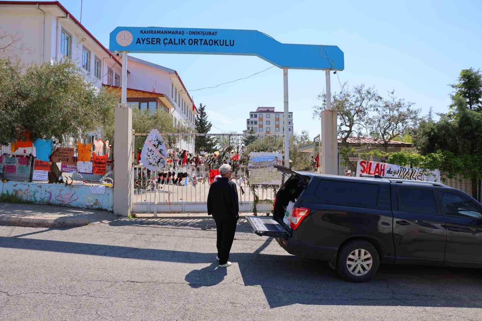 okuldaki saldiridan kurtulan ogrenci annesiyle okula gelip esyalarini aldi 0 WK9VJTjH