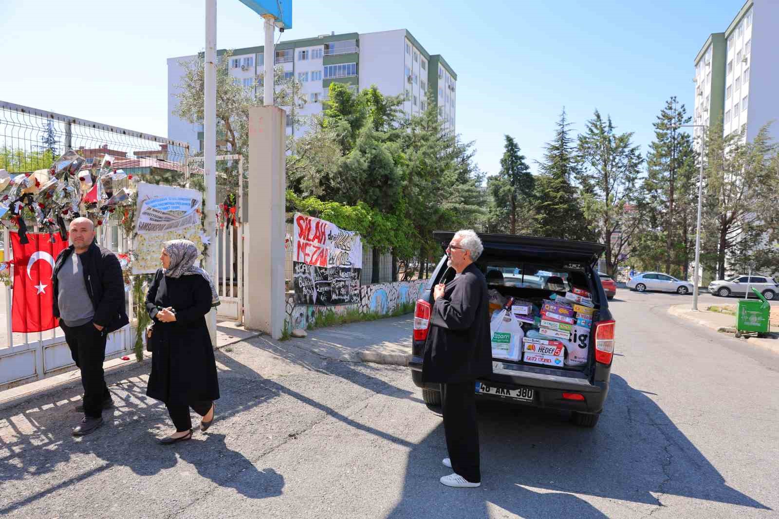 okuldaki saldiridan kurtulan ogrenci annesiyle okula gelip esyalarini aldi 1 ZsmcfQqS