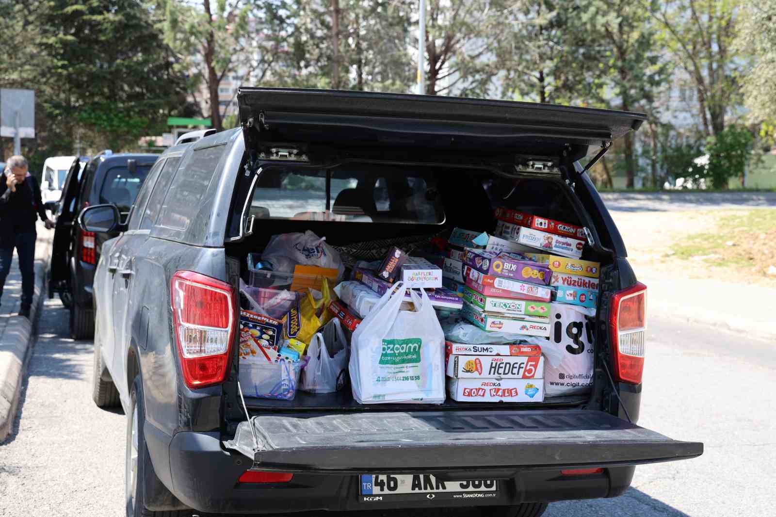okuldaki saldiridan kurtulan ogrenci annesiyle okula gelip esyalarini aldi 2 QFwUbWNi