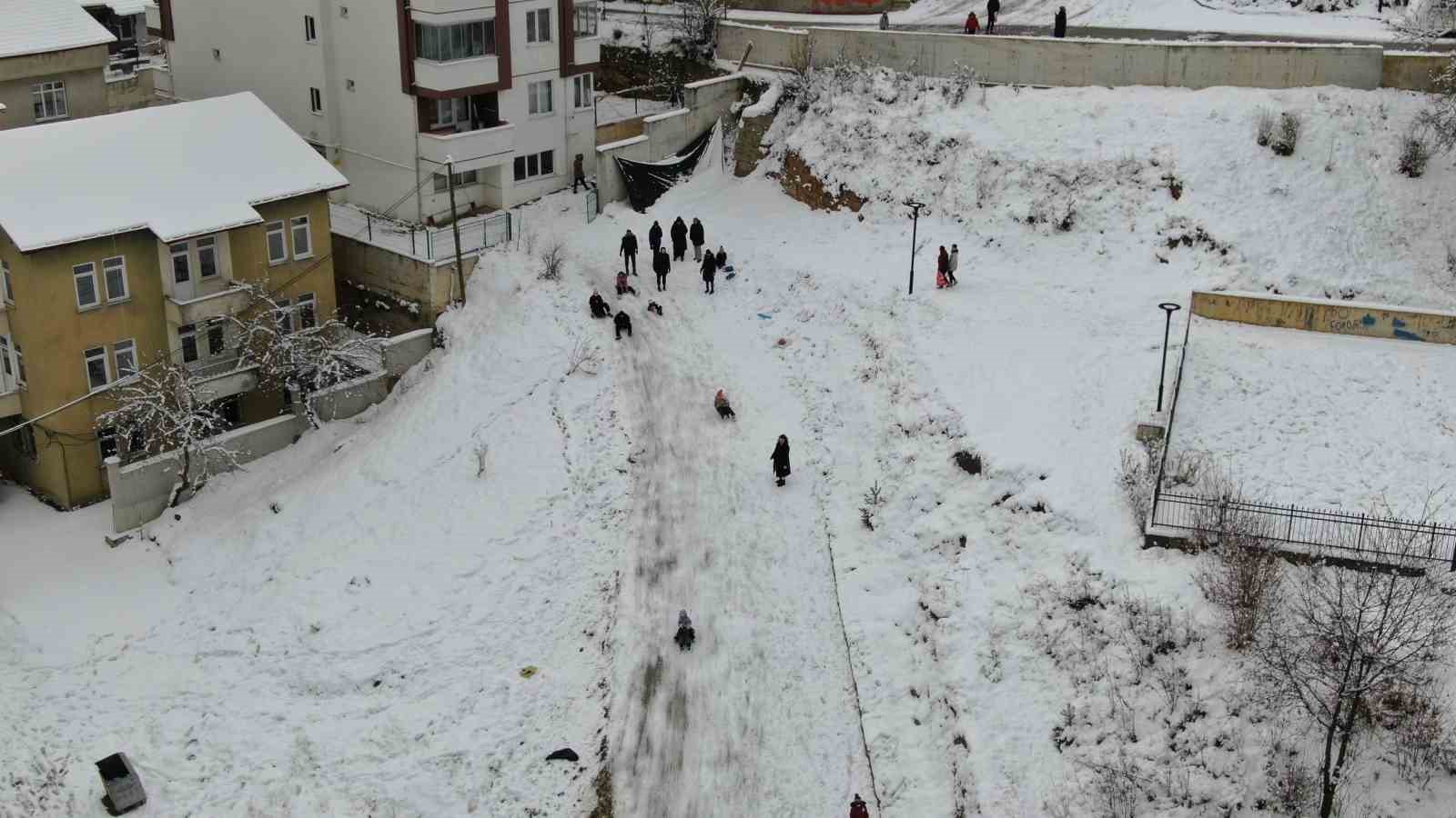 okullar tatil edildi cocuklar karda doyasiya eglendi 0 6CBq2lGy