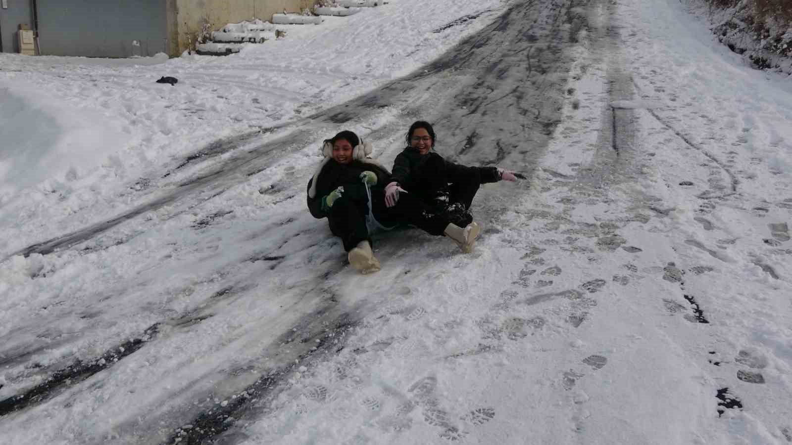 okullar tatil edildi cocuklar karda doyasiya eglendi 1 DfUpaLaw
