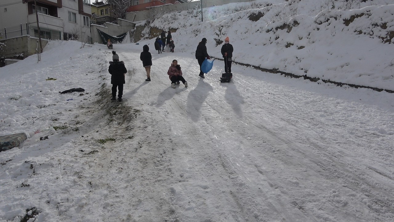 okullar tatil edildi cocuklar karda doyasiya eglendi 3