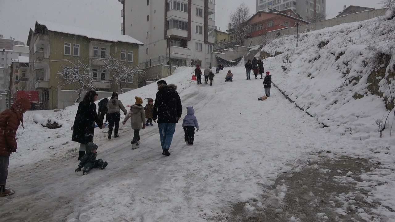 okullar tatil edildi cocuklar karda doyasiya eglendi 4 gwC1SLGZ