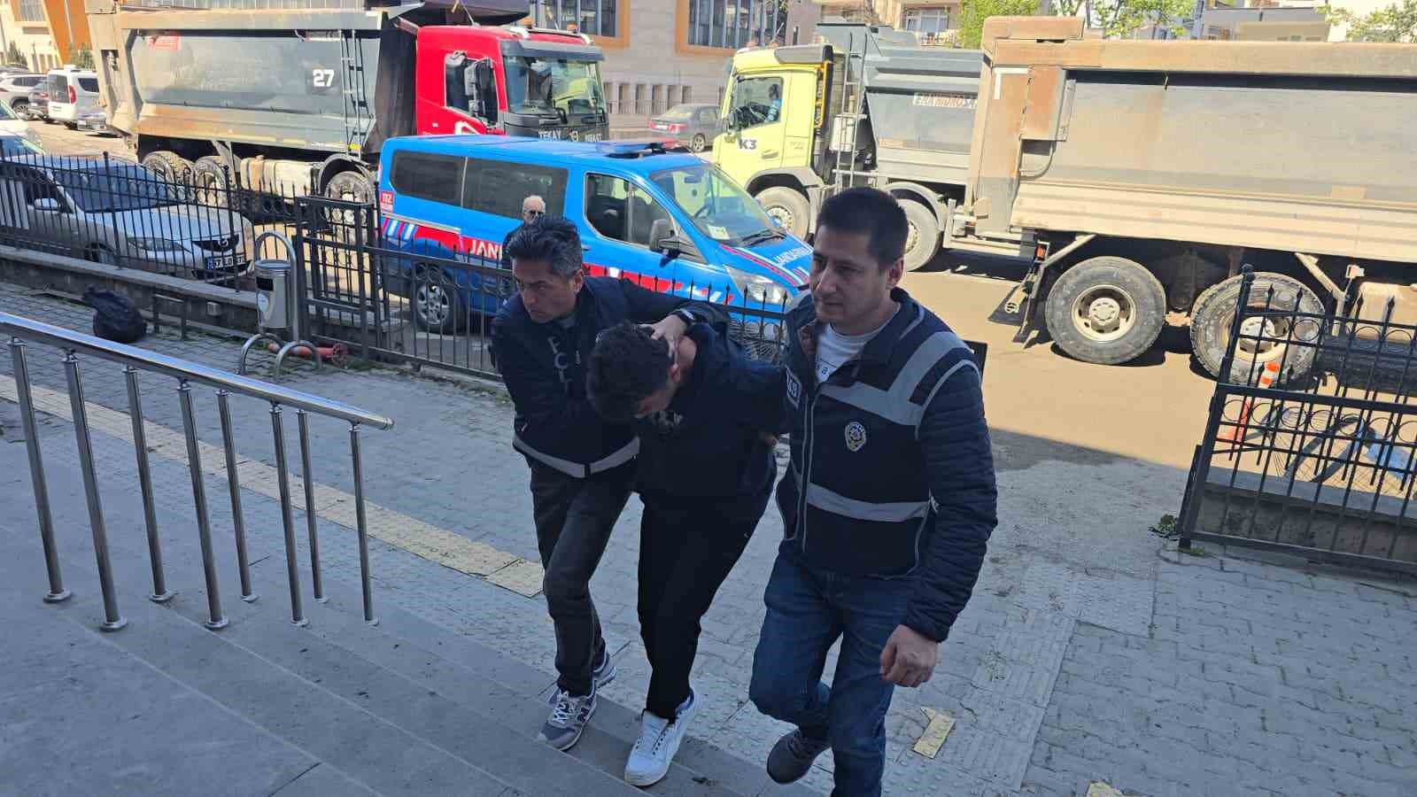 okullarda eylem yapacagi iddiasiyla gozaltina alinan supheli adliyeye sevk edildi 1 D6I1C4bC