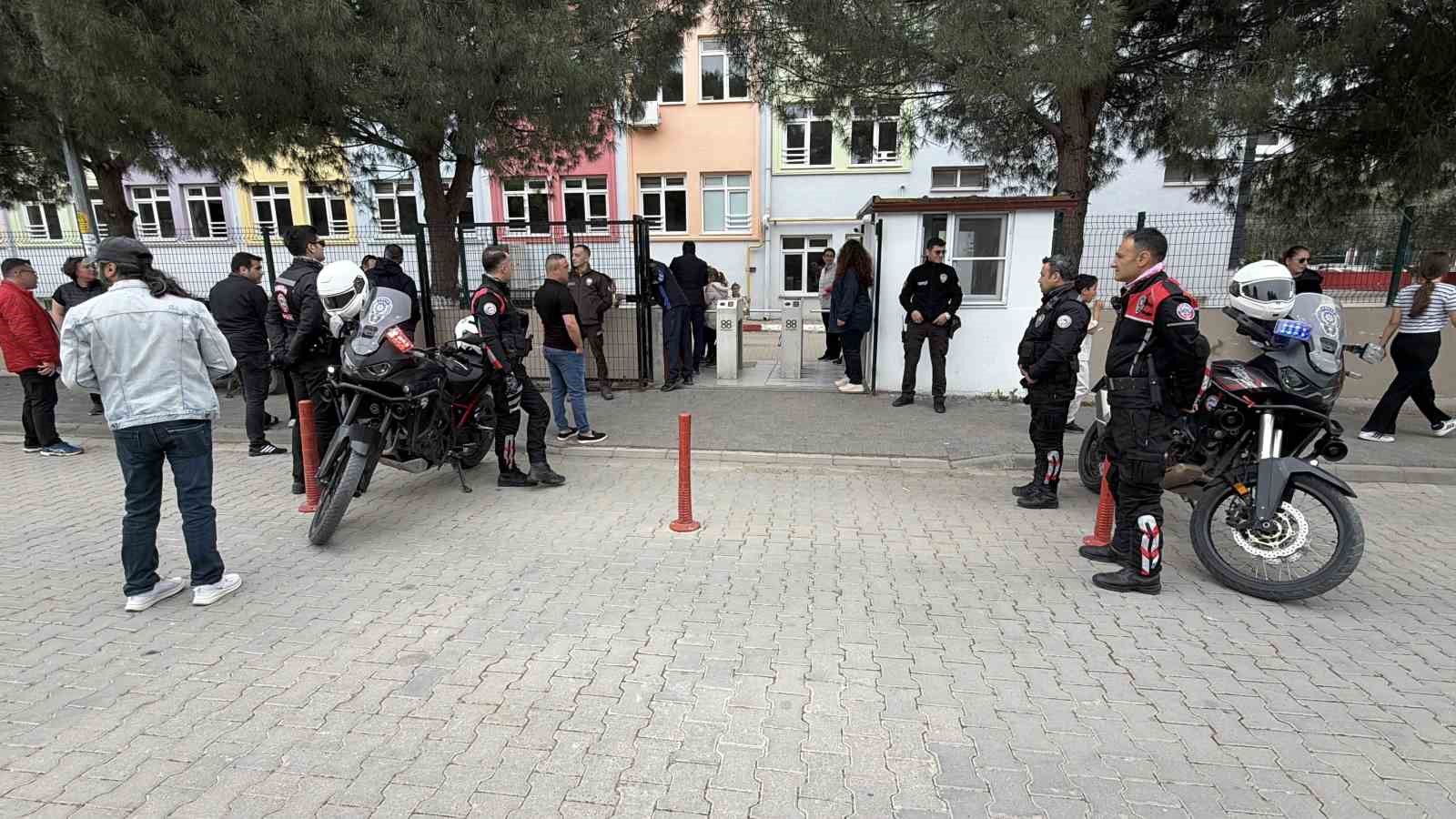 okullarda huzurun ve guvenligin saglanmasi icin ekipler gorev basinda 2 Y2SquaDd