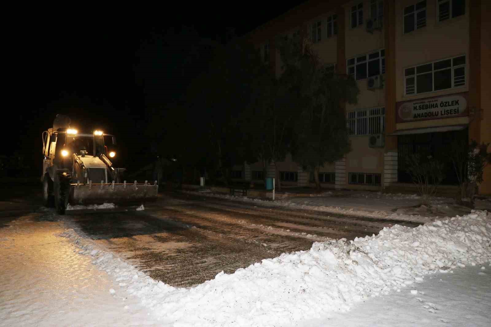 okullarda kar temizligi yapiliyor 2 5AS1W7m2