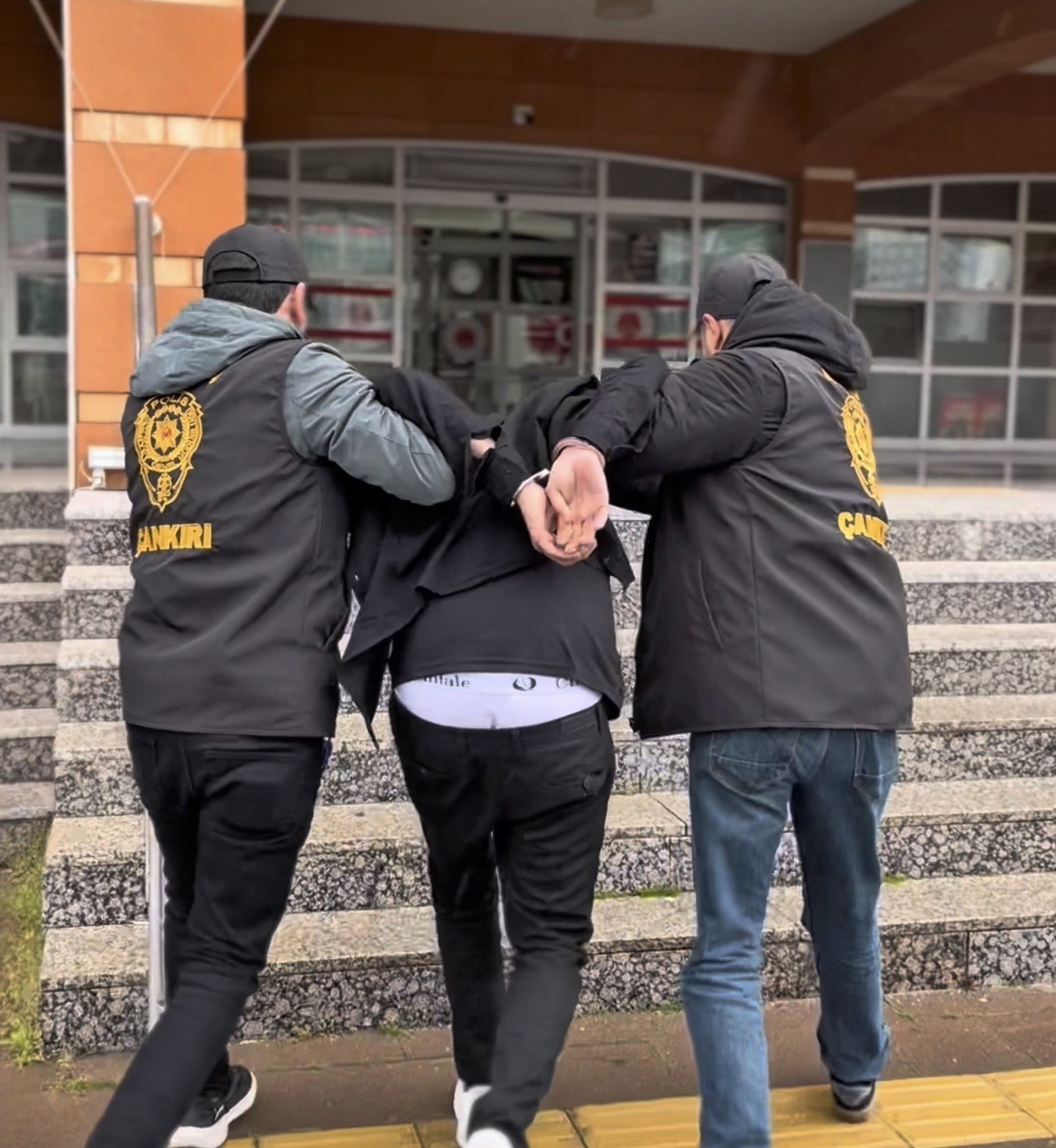 okullardan hirsizlik yapan sahis yakalandi 2 Mc3PSFPq