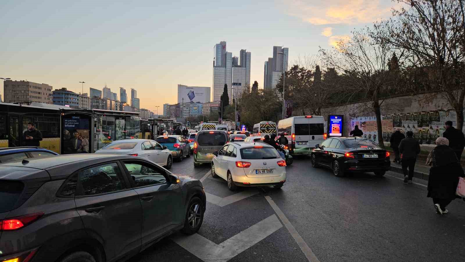 okullarin acilmasiyla istanbulda trafik yogunlugu yasandi 1 jOSqPb8y