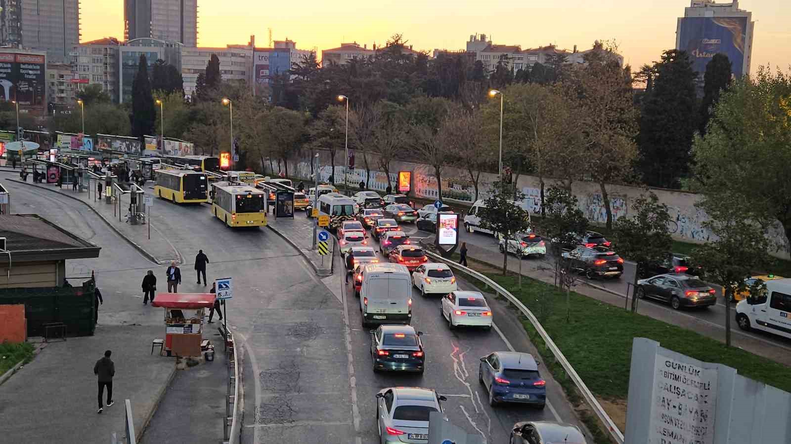 okullarin acilmasiyla istanbulda trafik yogunlugu yasandi 2 6IF3Bhiv