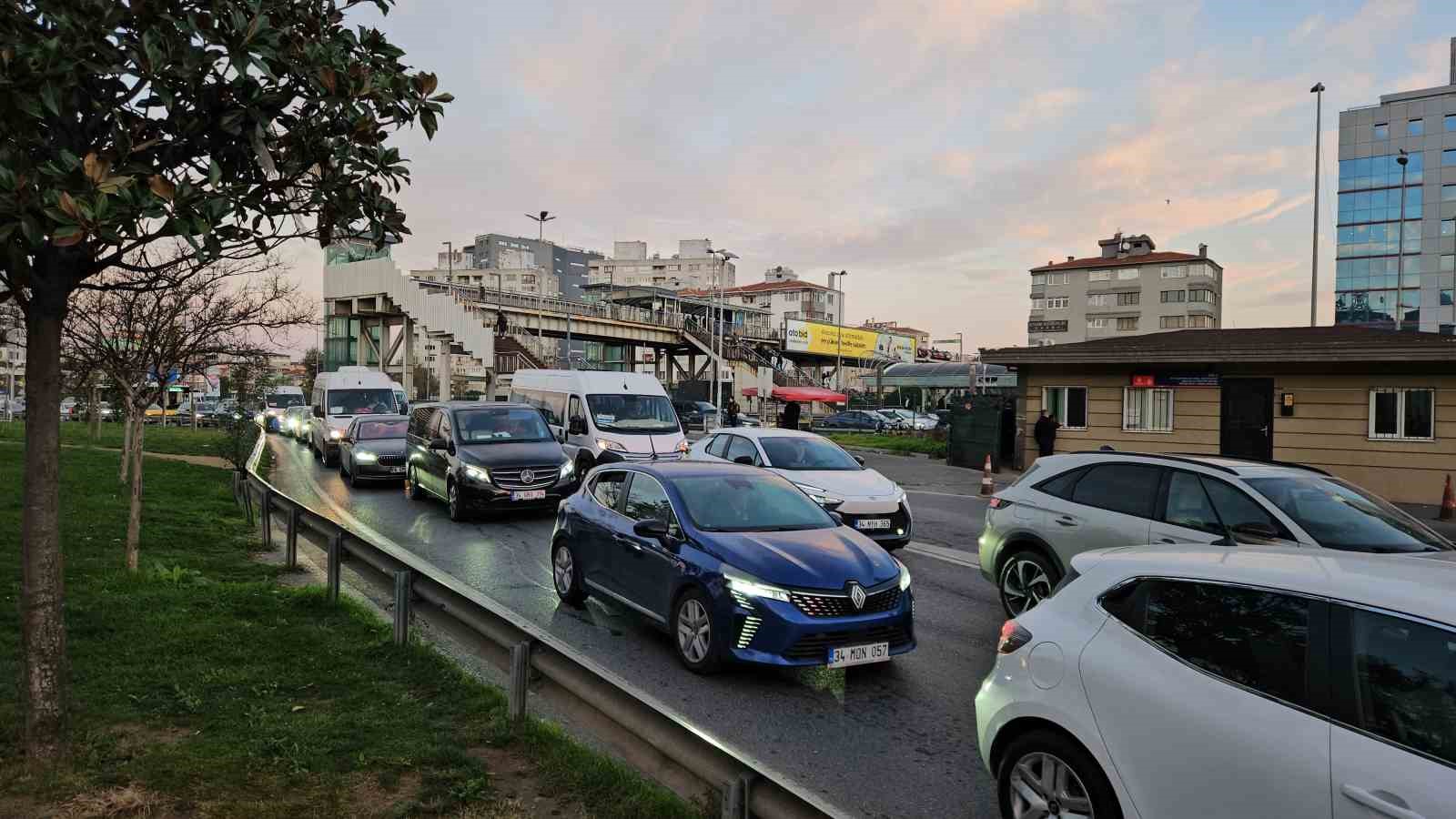 okullarin acilmasiyla istanbulda trafik yogunlugu yasandi 4