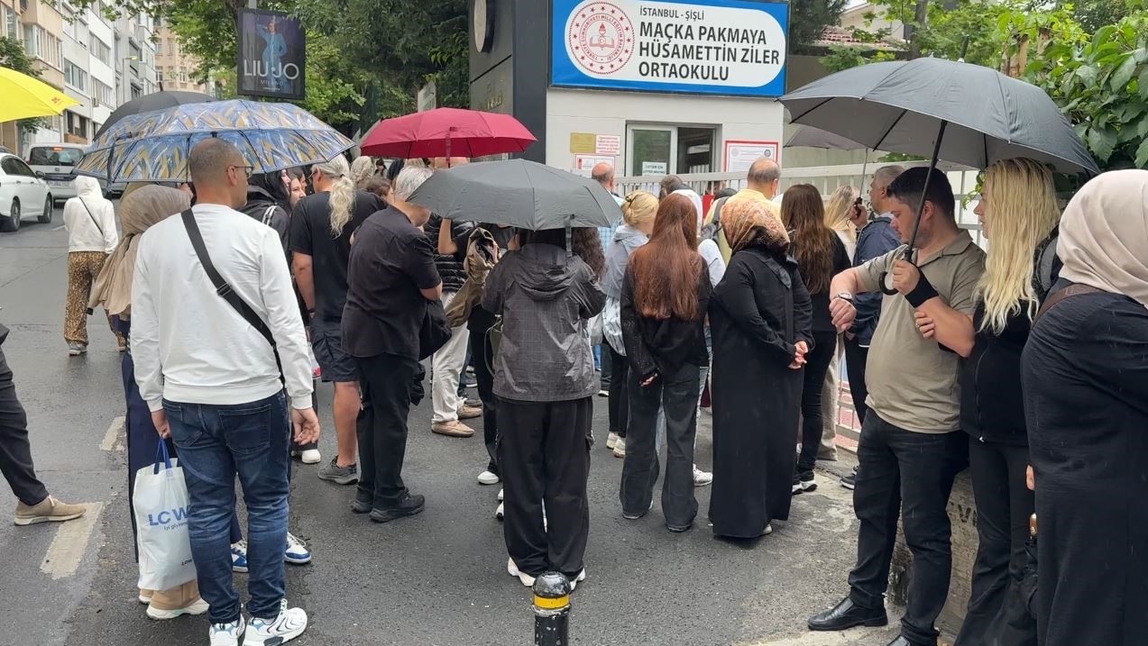 okulu karistiran ogrenci gozyaslarina boguldu 2 2DCLE3Bv