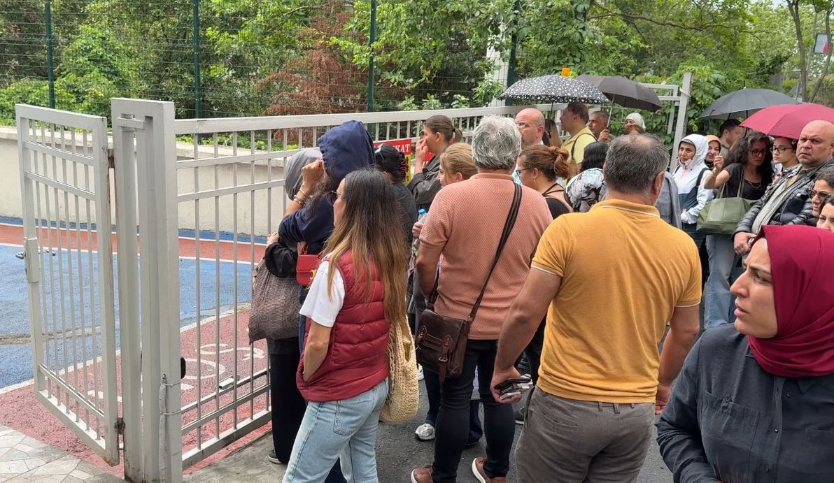okulu karistiran ogrenci gozyaslarina boguldu 3 QDwHlvWC