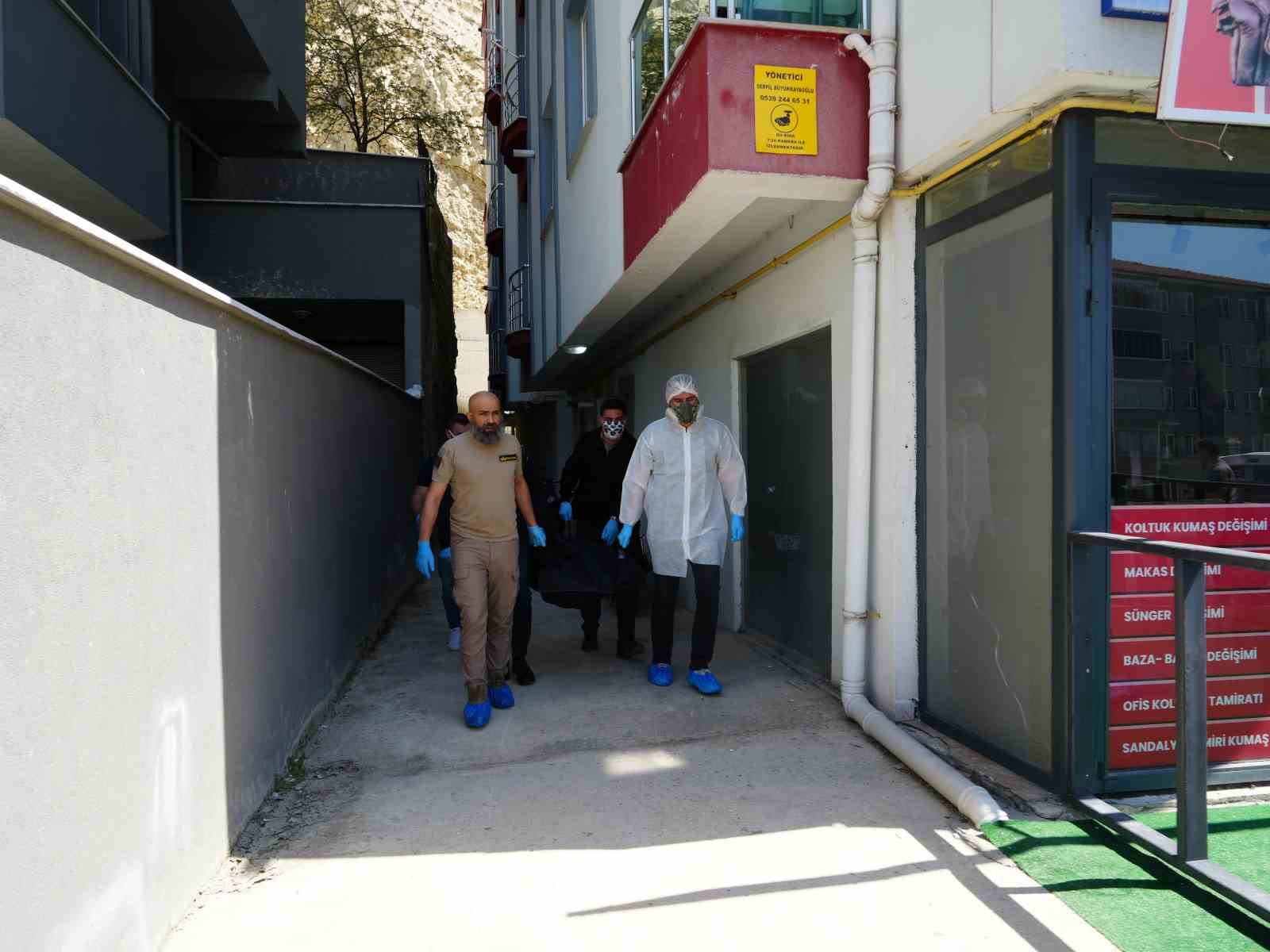 Öldürdüğü hamile eşinin cesediyle 10 gün aynı evde yaşayan koca: "Tek hatırladığım 8 gün boyunca eşimin cesediyle uyumuşum" 5 oldurdugu hamile esinin cesediyle 10 gun ayni evde yasayan koca tek hatirladigim 8 gun OfWXz2dc
