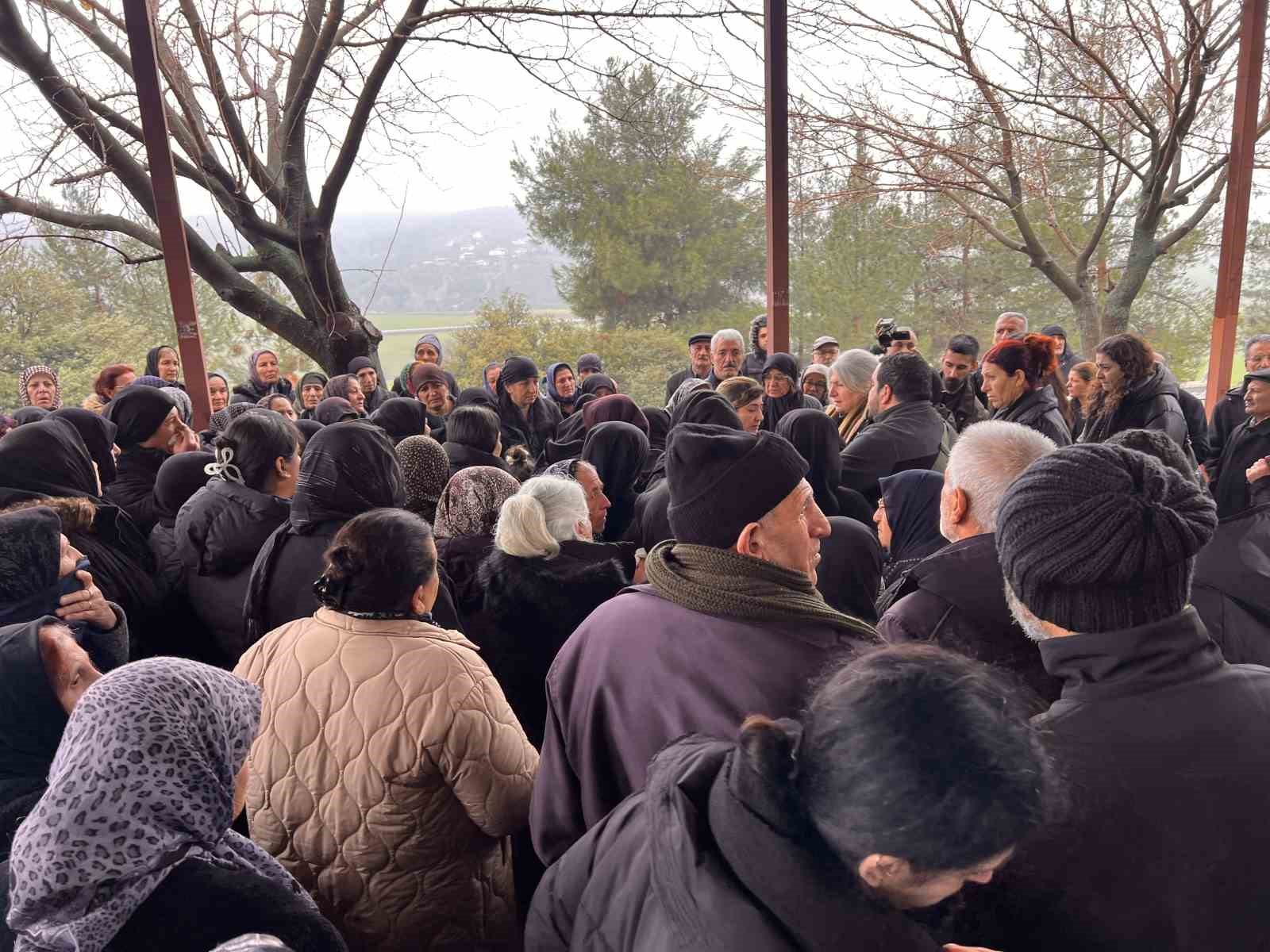 oldurulen 2 cocuk annesi son yolculuguna ugurlandi 3 j8C8ph6h
