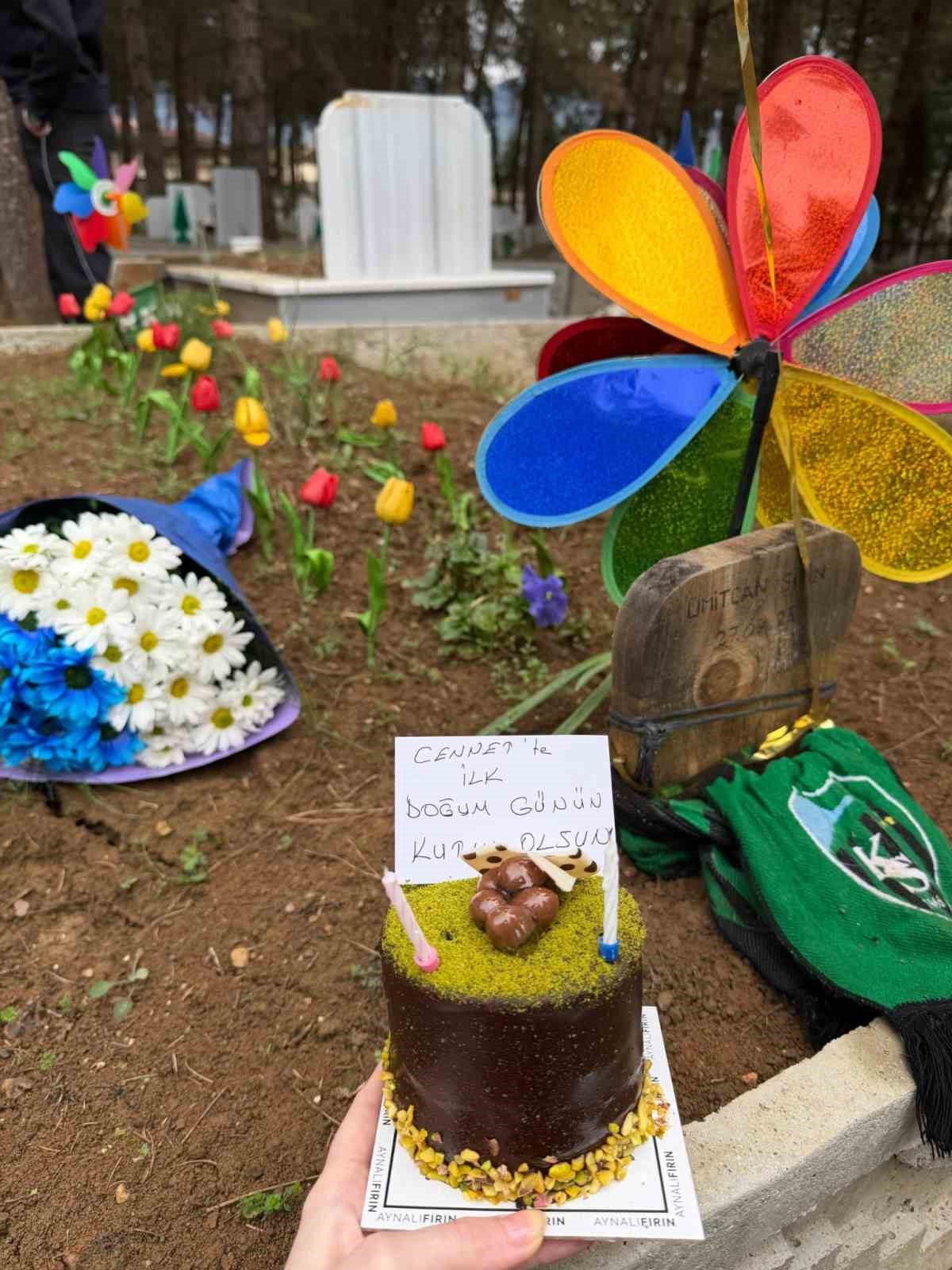 oldurulen oglunun dogum gununu mezari basinda kutladi 4 KIgLe6L7