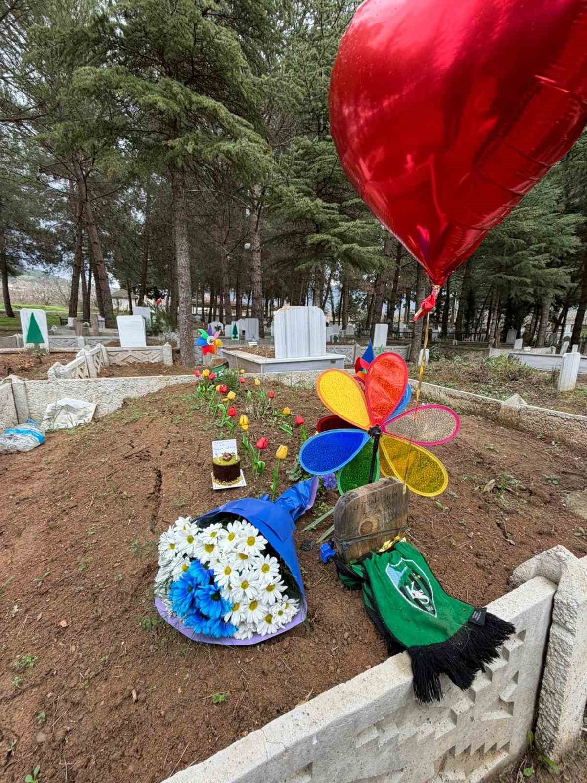 oldurulen oglunun dogum gununu mezari basinda kutladi 7 DOv31wdW