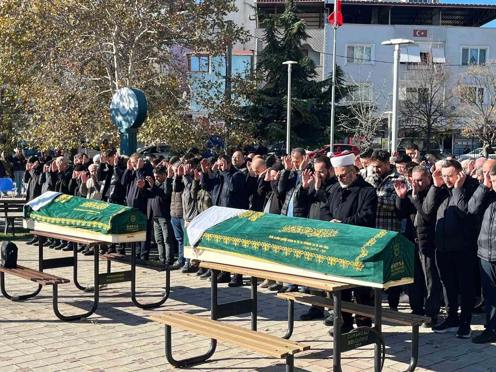 oldurup intihar etmisti kiziyla yanyana topraga verildi 1 MjWNwJb2