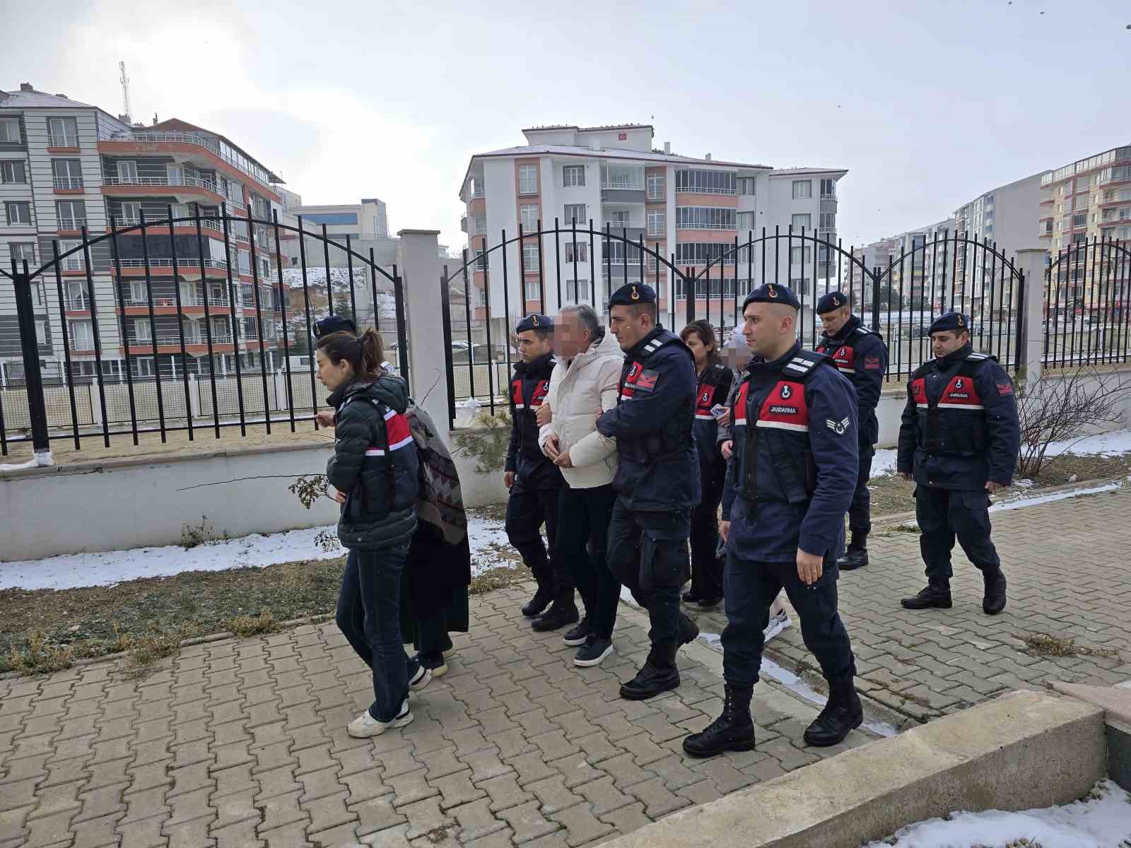 olen kardesinin kimligiyle 21 yil devletin imkanlarindan istifade etti 2 qLXI1SLB
