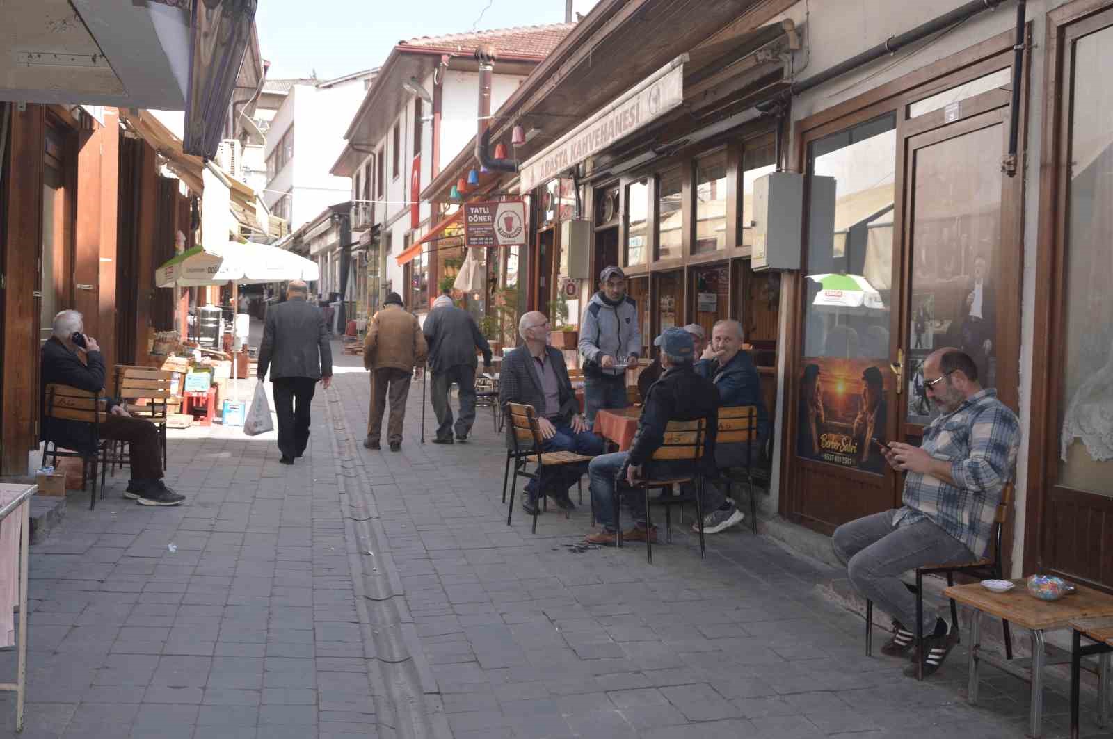 olen musterilerinin hatiralarini kiraathanenin duvarinda yasatiyor 0 LD6pzgTz