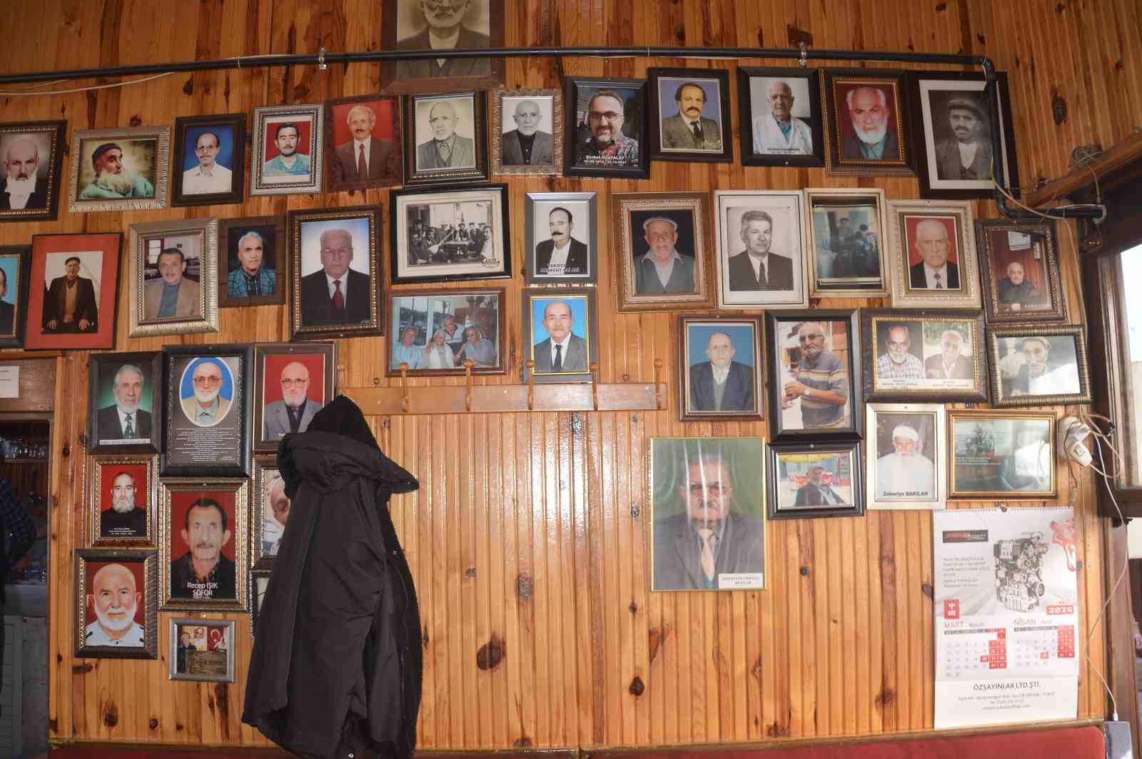 olen musterilerinin hatiralarini kiraathanenin duvarinda yasatiyor 1 cB11HghK