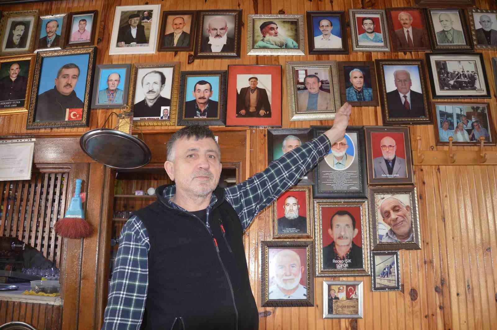 olen musterilerinin hatiralarini kiraathanenin duvarinda yasatiyor 3 atcMg976