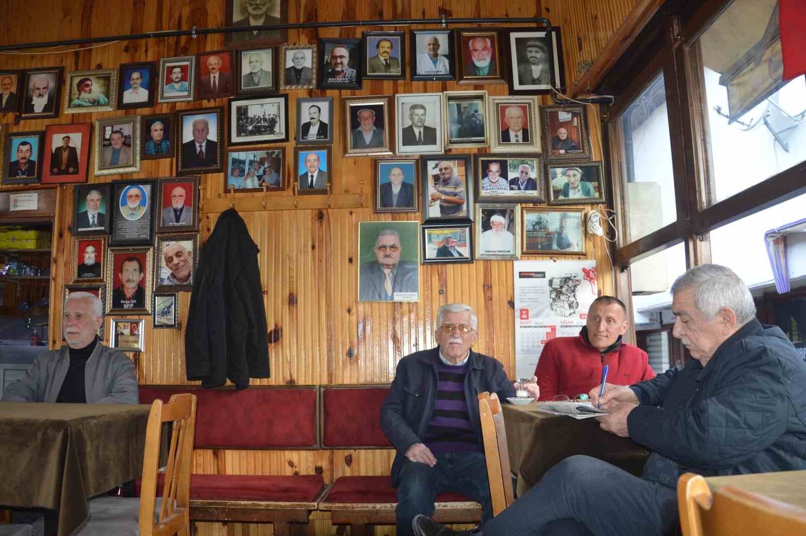 olen musterilerinin hatiralarini kiraathanenin duvarinda yasatiyor 6 FC6AUpCL