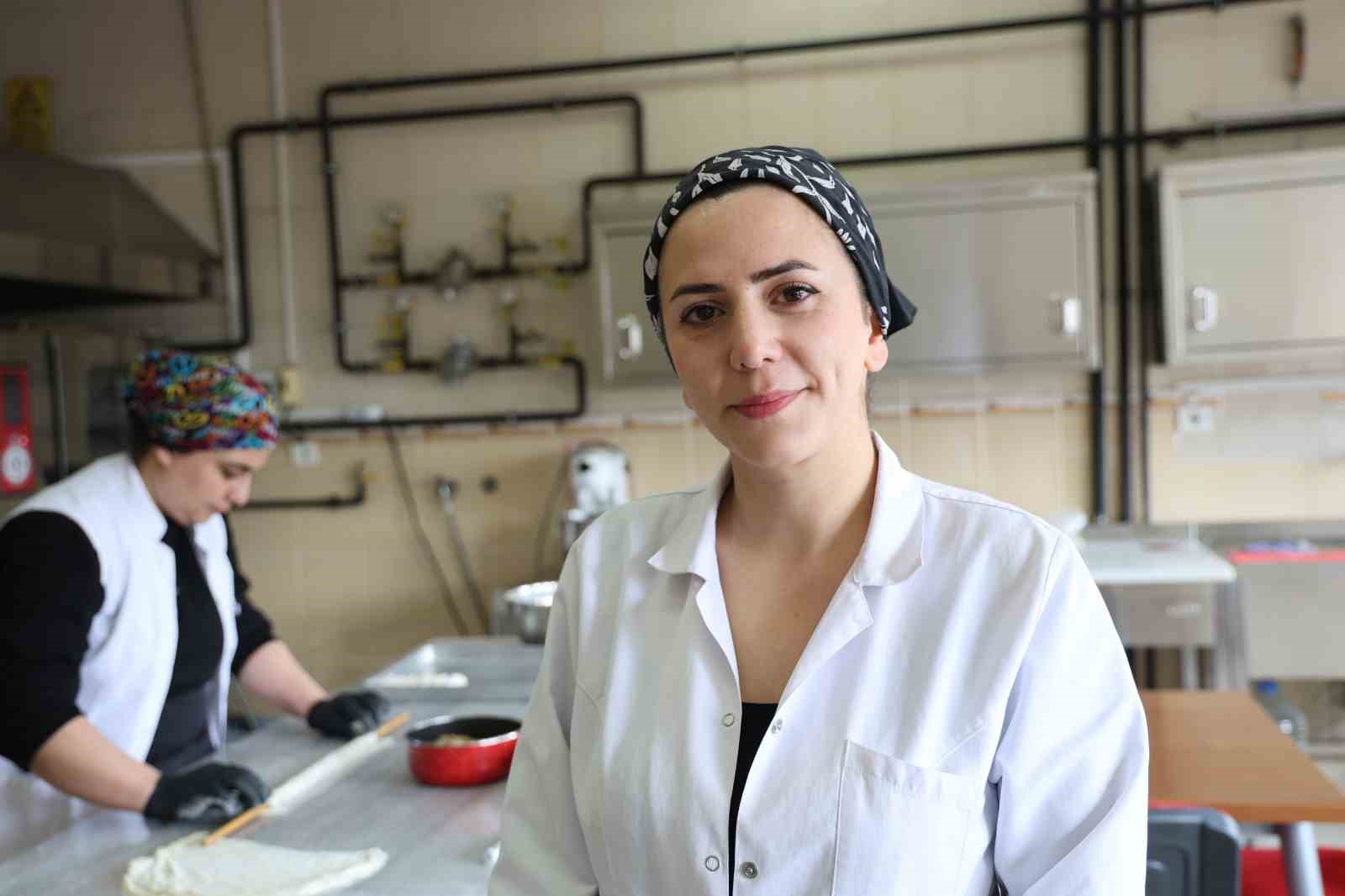olgunlasma enstitusunde bayram icin alinan tatli siparisleri dogal malzemelerle hazirlaniyor 4 gFSTUtna