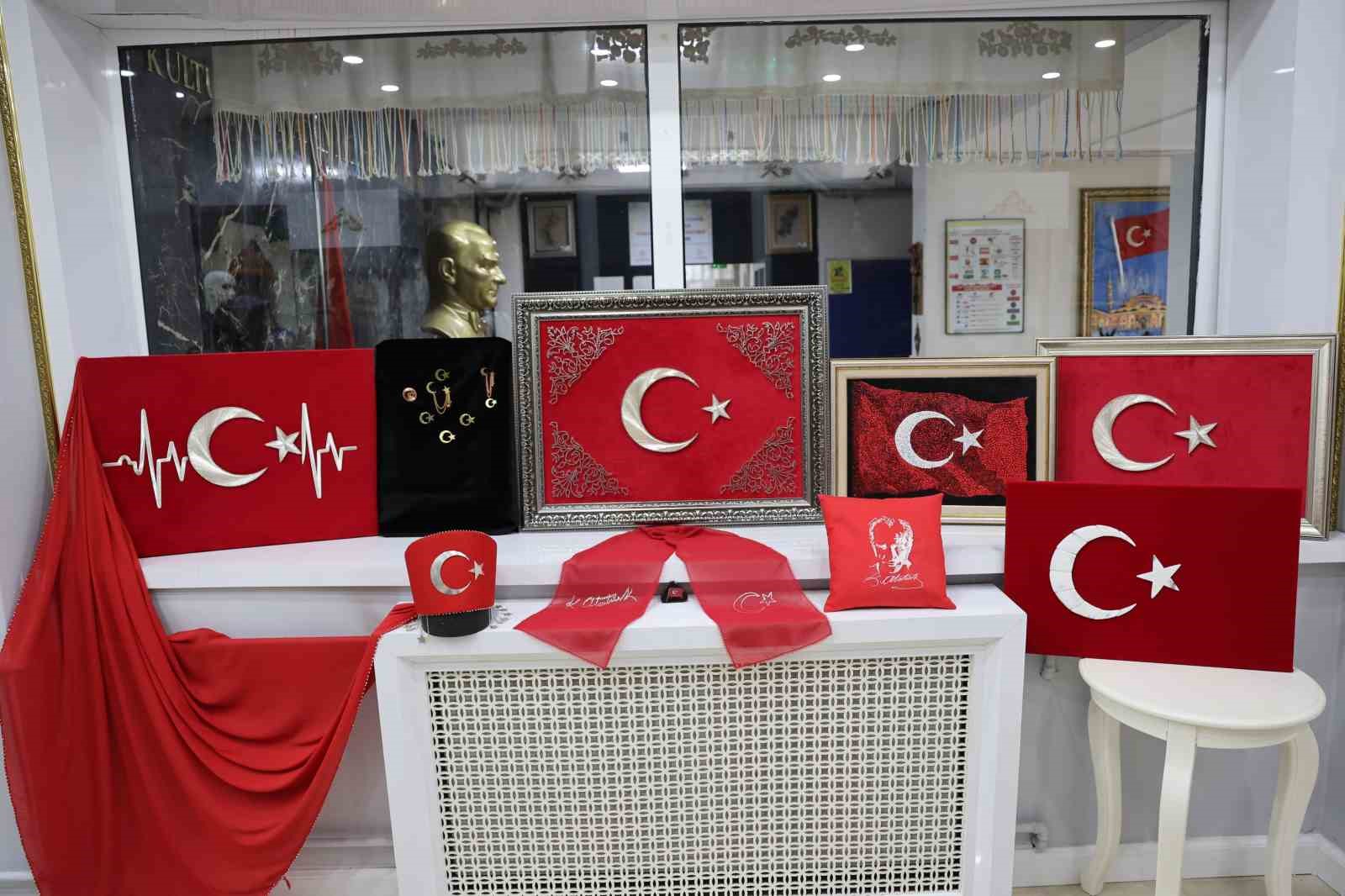 olgunlasma enstitusunde cumhuriyetin 102 yilina ozel bayrak temali eserler islendi 10 JzZvETtI